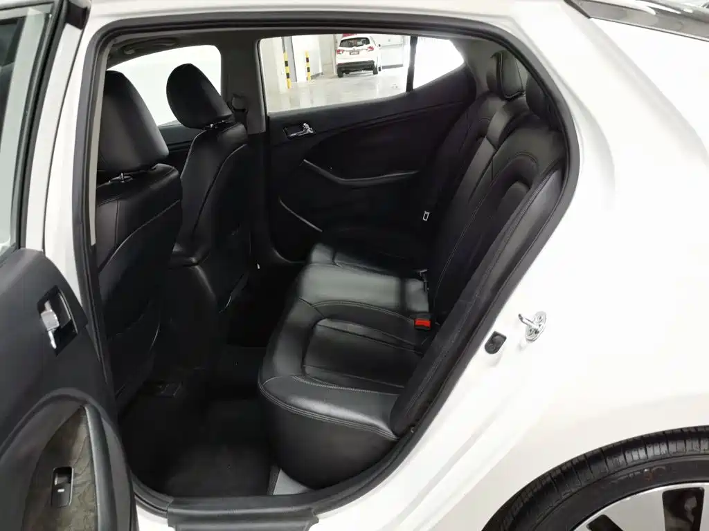 Photo 15 - Kia K5