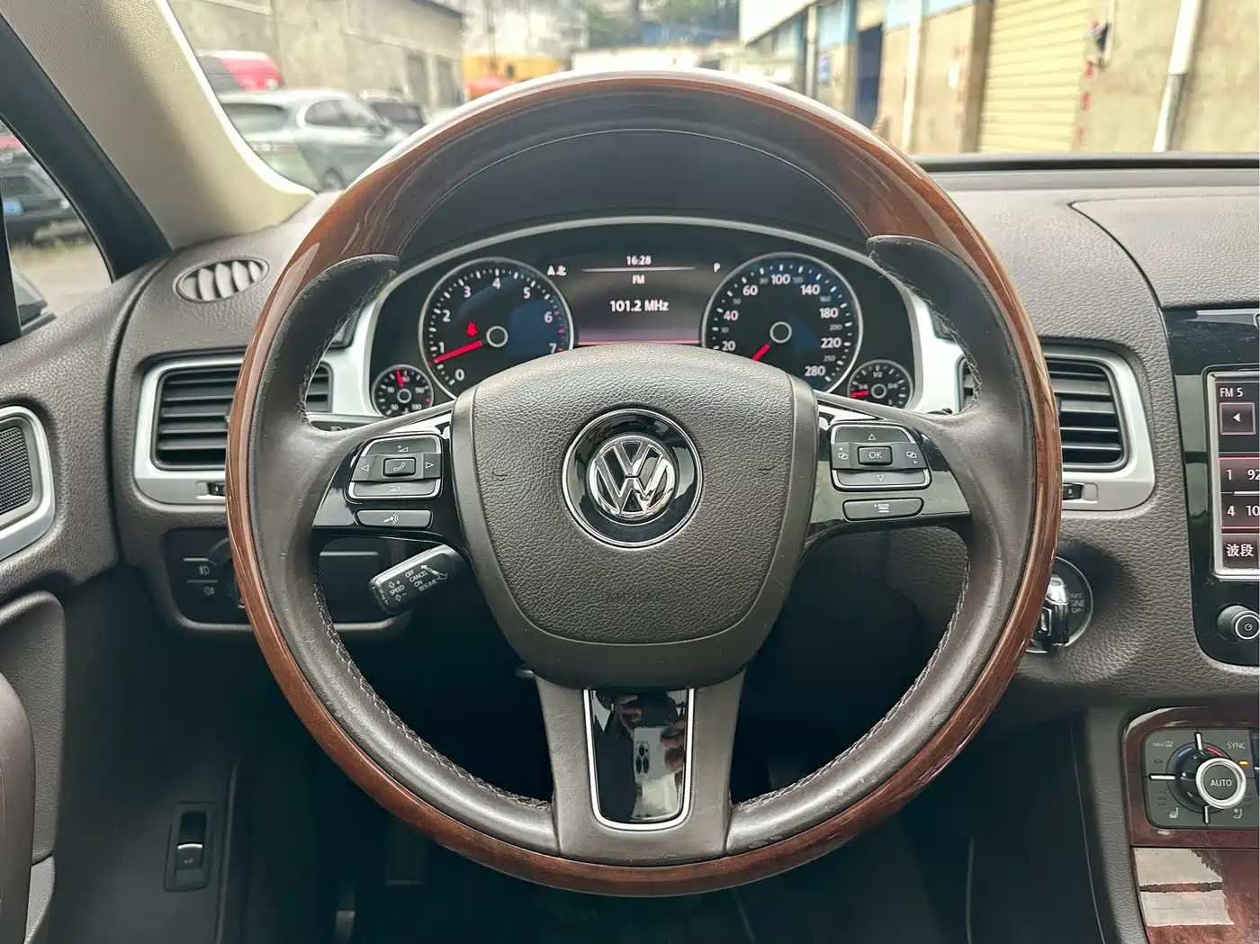 Volkswagen Touareg 2011 3.0TSI Comfort фото 15