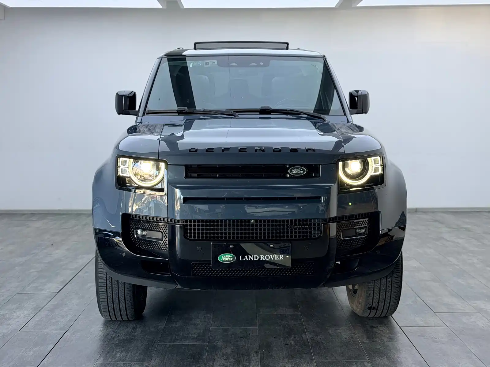 Photo 3 - Land Rover Defender