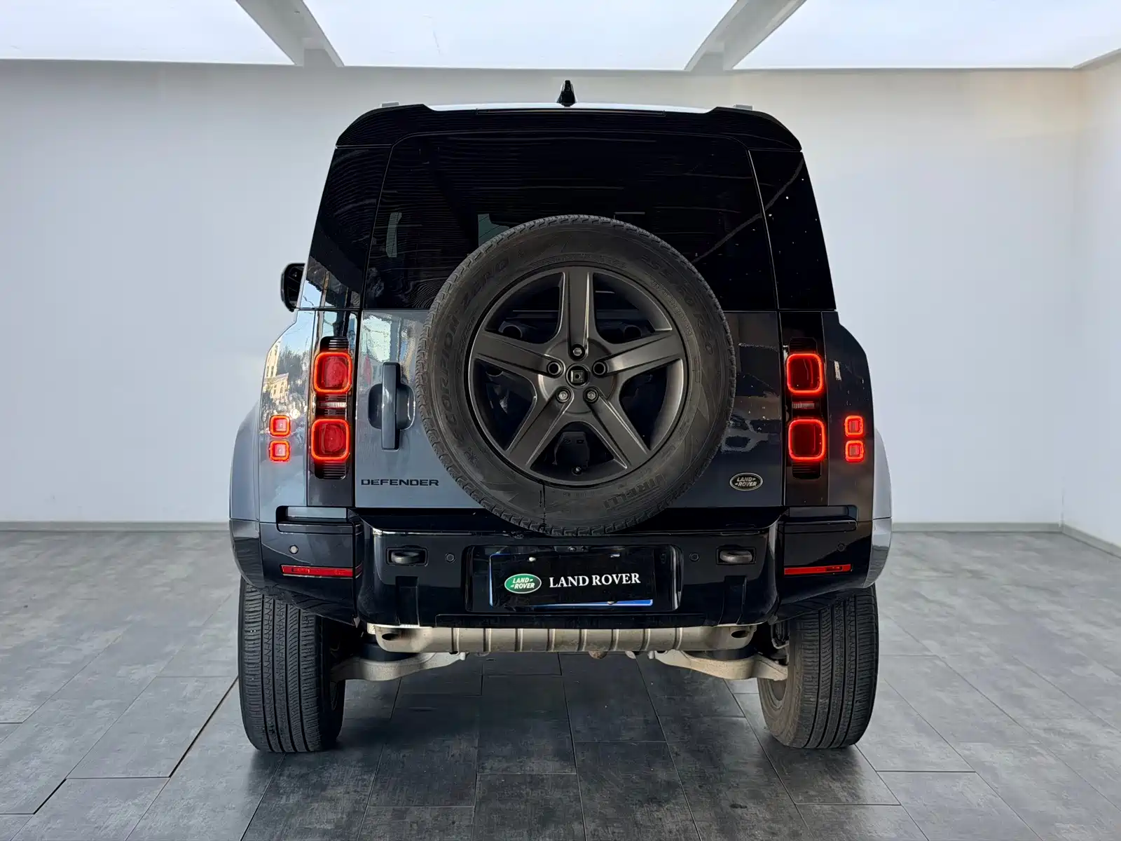 Photo 6 - Land Rover Defender