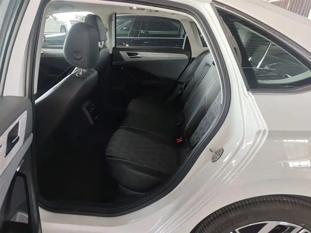 Volkswagen Sagitar 2023 300TSI DSG Surpassing Edition фото 17