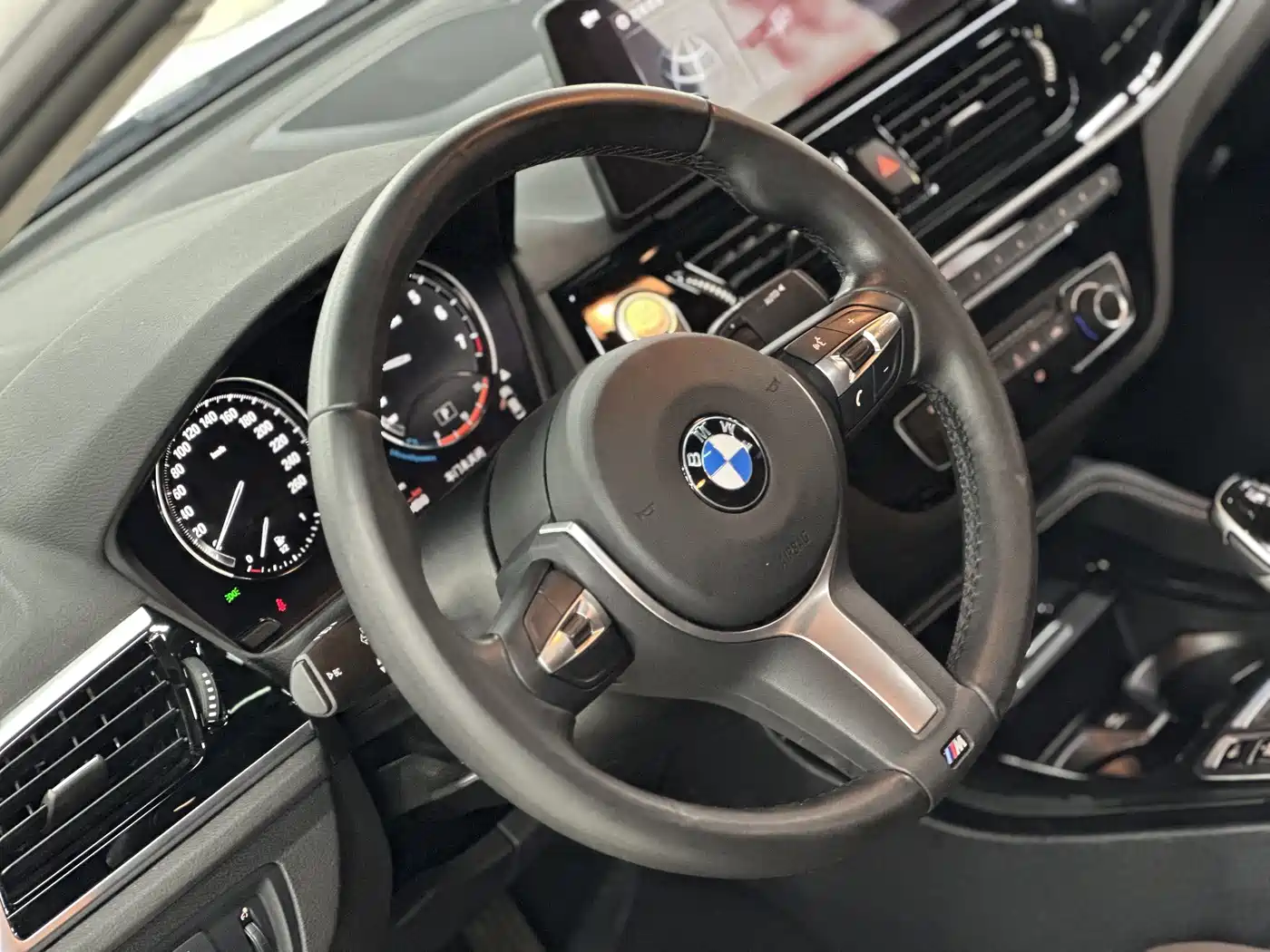 BMW 1 Series 2023 120i M Sport Shadow Edition фото 14
