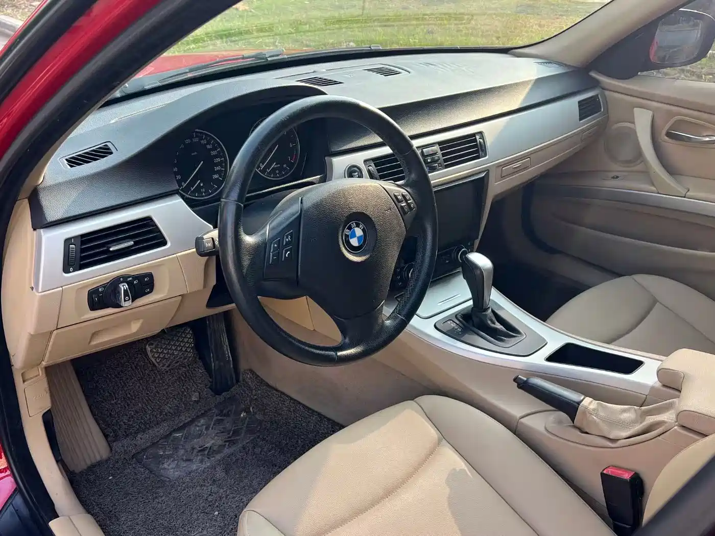 BMW 3 Series 2010 318i Leading фото 8