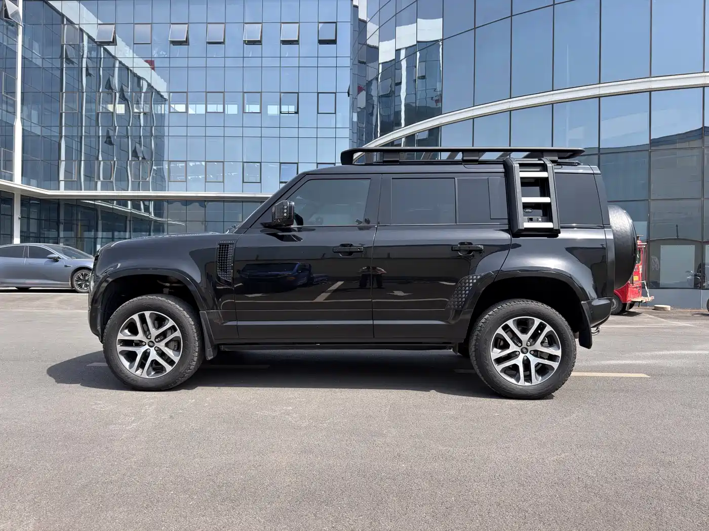 Land Rover Defender 2023 Facelift 110 3.0T P400 Dark Special Edition фото 3
