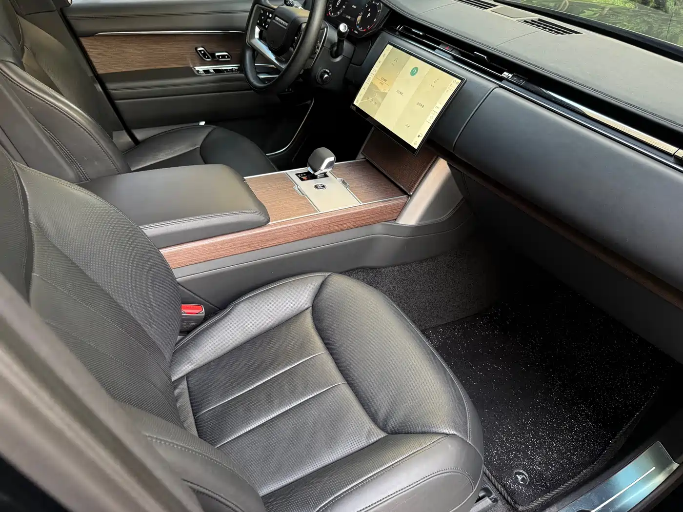 Land Rover Range Rover 2024 3.0 L6 400PS Genesis Extended фото 9