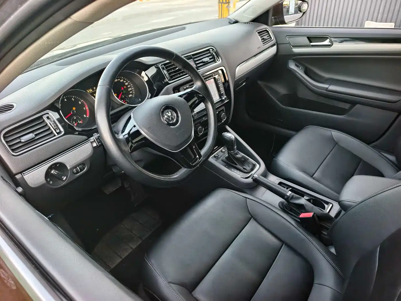 Volkswagen Sagitar 2015 230TSI Automatic Comfort фото 6