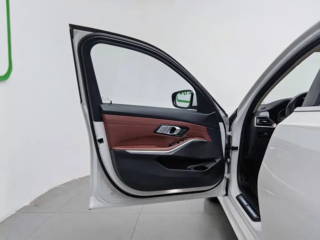 Photo 8 - BMW 3 Series