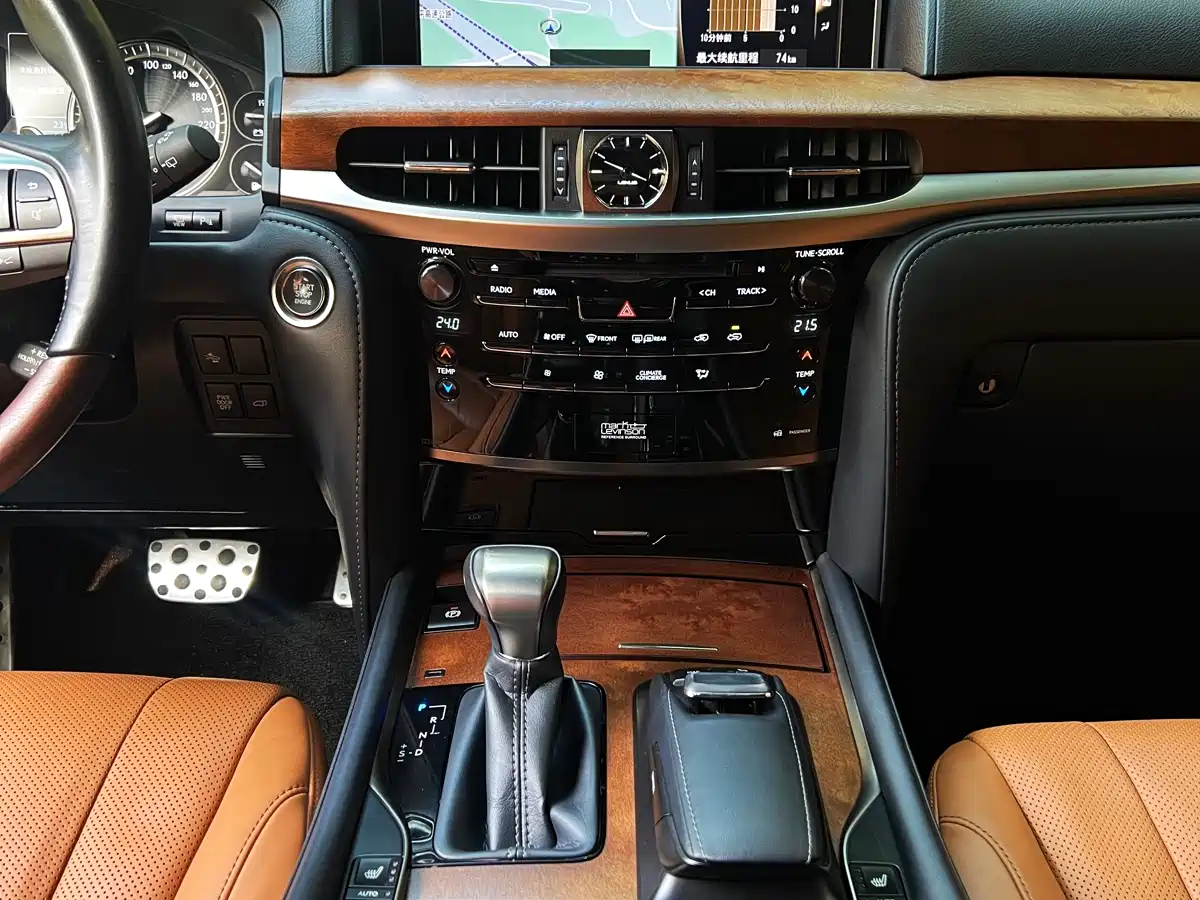 Lexus LX фото 9