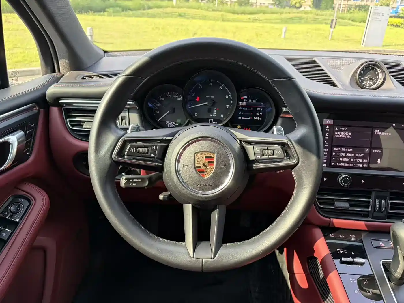 PORSCHE MACAN
