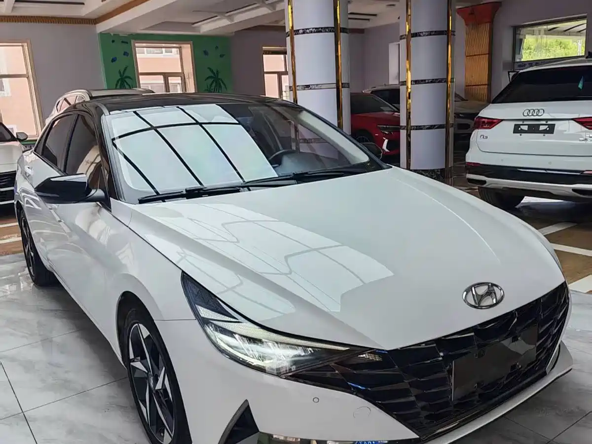 Hyundai Elantra 2022 1.5L CVT LUX Premium Edition фото 2