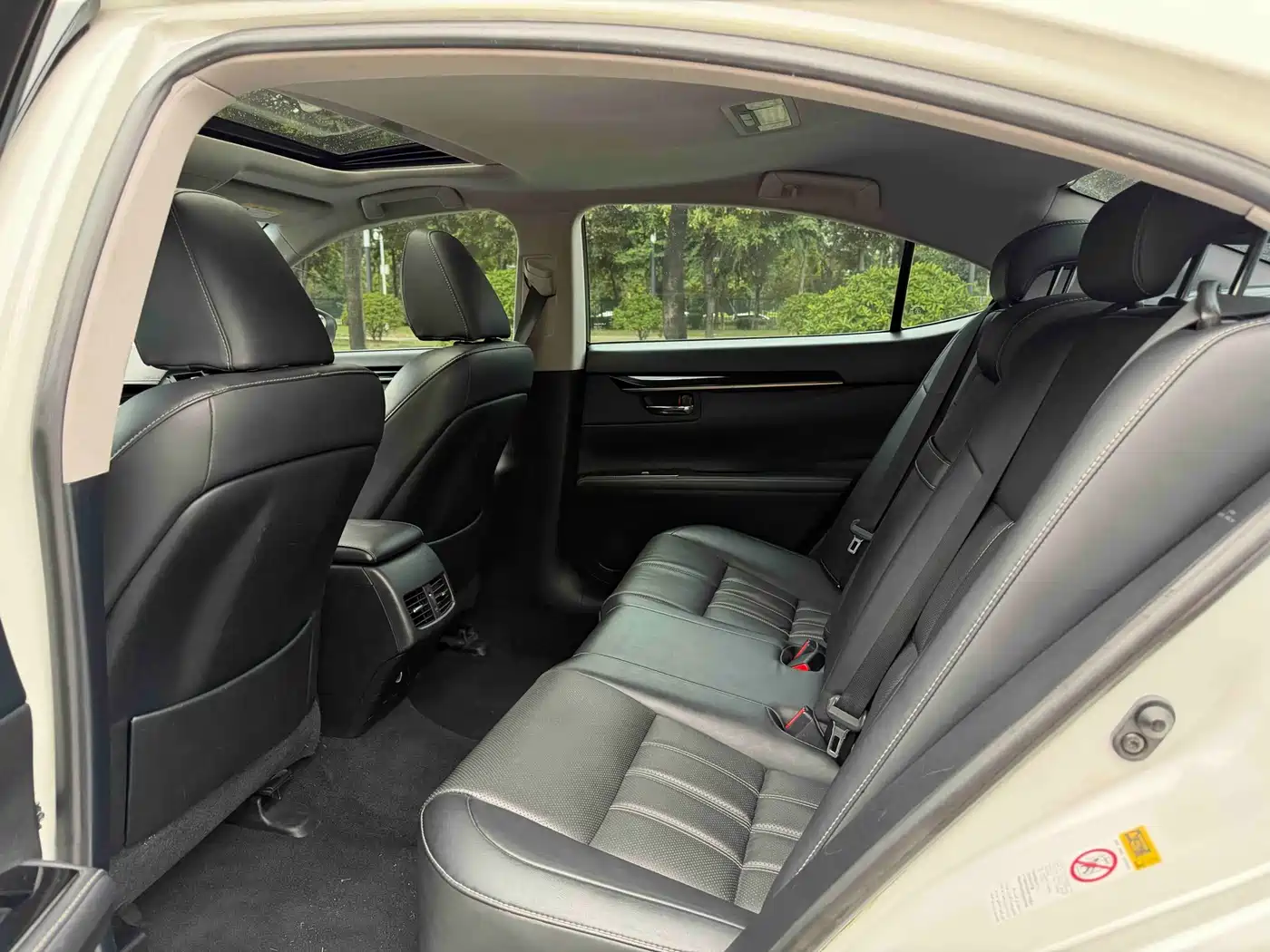 Photo 15 - Lexus ES