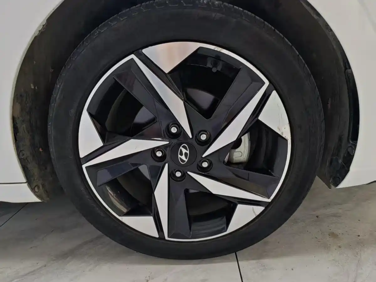 Hyundai Elantra 2022 1.5L CVT LUX Premium Edition фото 10