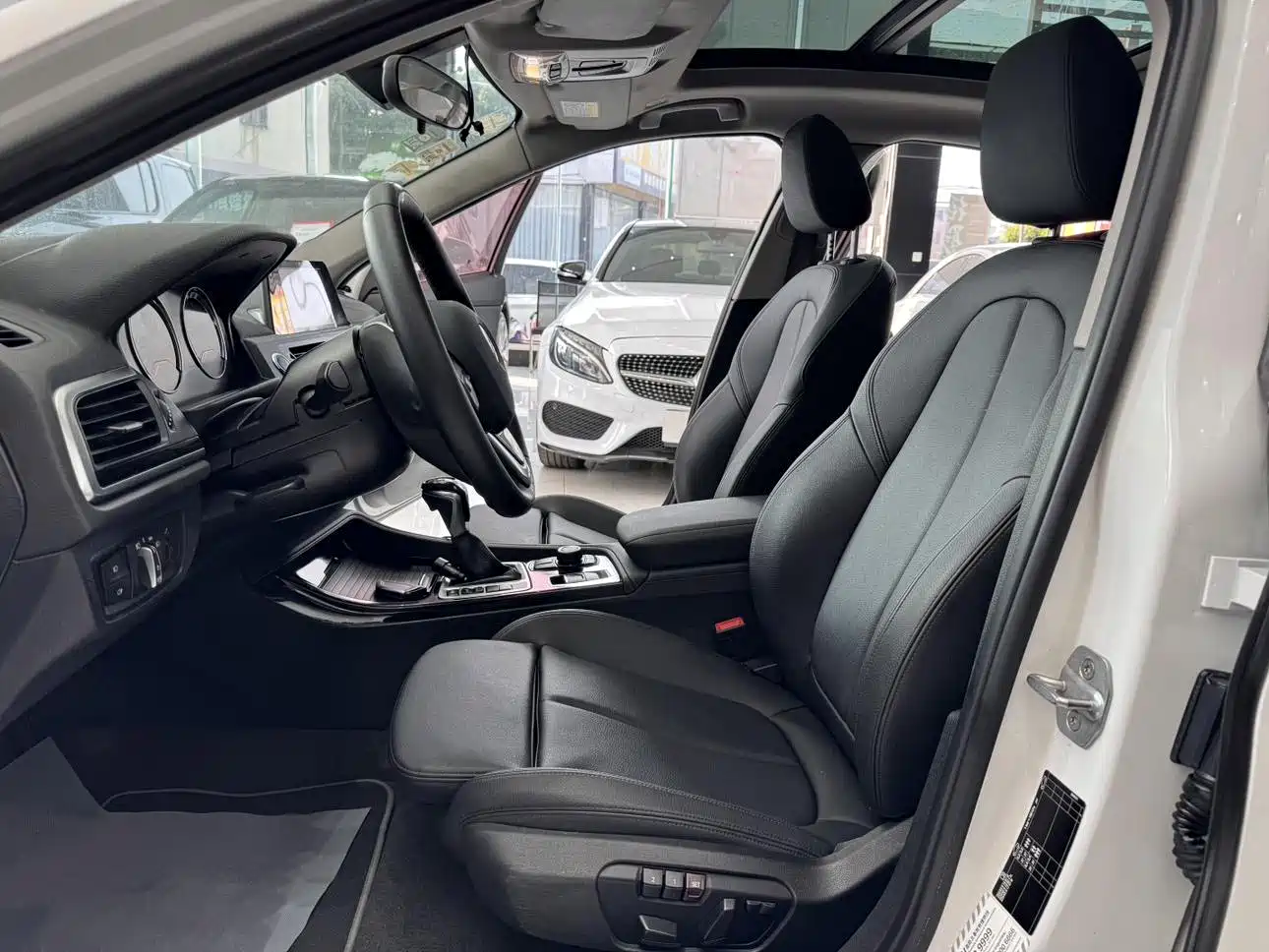 BMW 1 Series 2018 118i Sport Edition фото 17