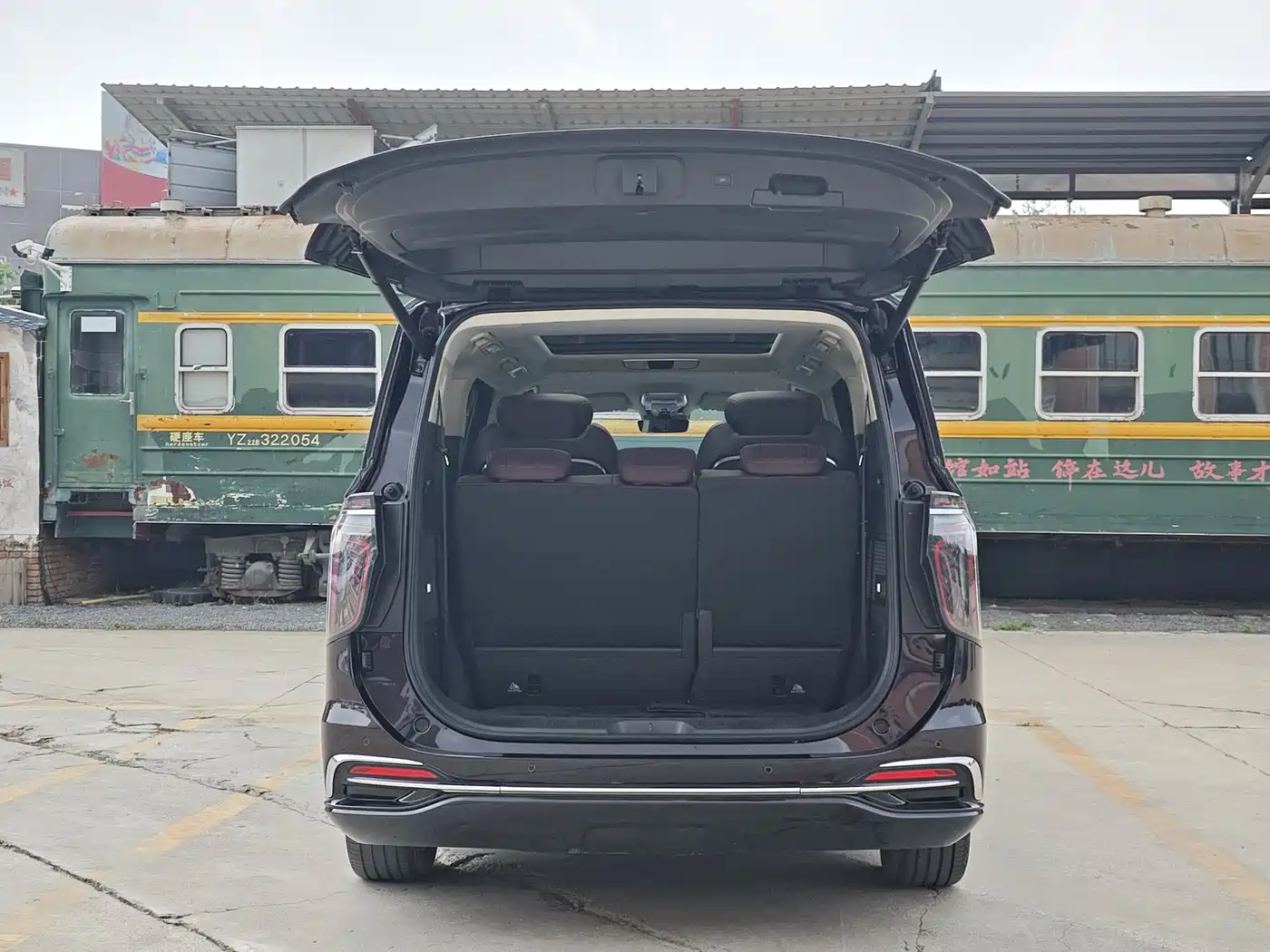 Hongqi HQ9 2023 2.0T Smart Connect Flag Enjoy Edition фото 17