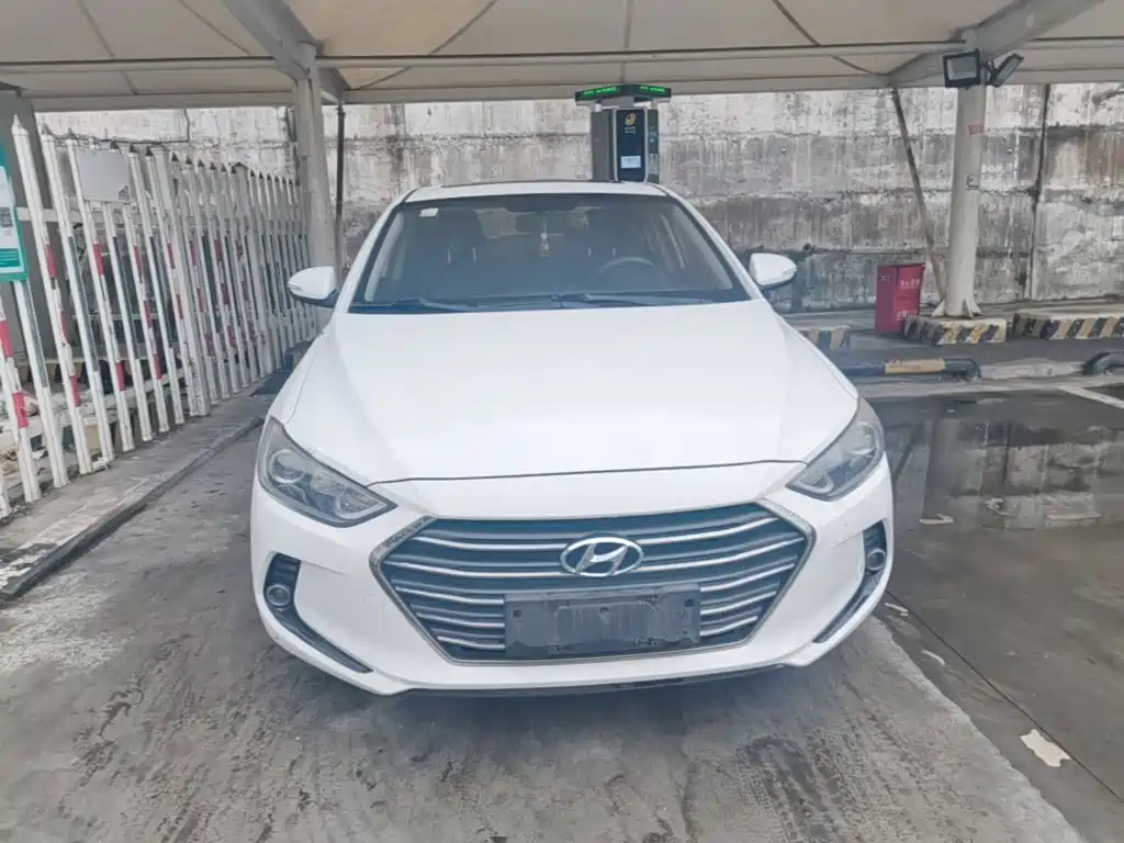 Фото 3 - Hyundai Elantra