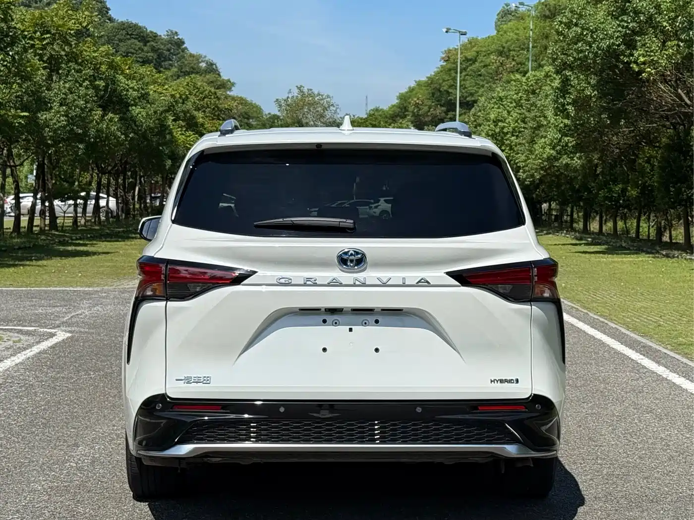 Toyota Granvia 2023 2.5L Hybrid Luxury Edition фото 8