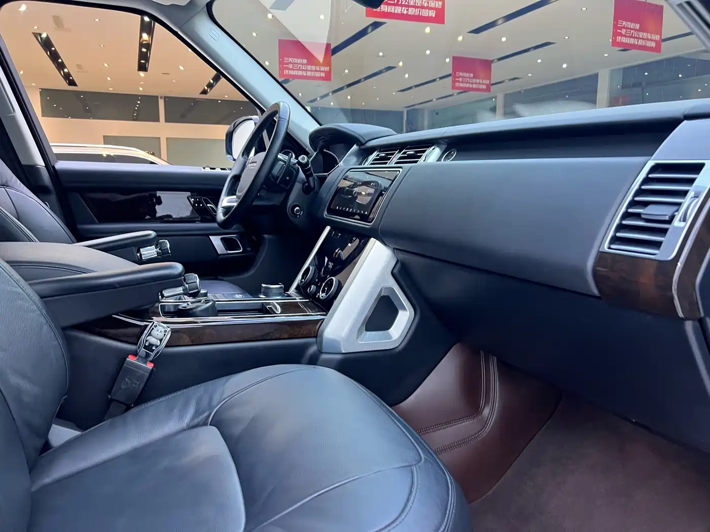 Land Rover Range Rover 2021 3.0 L6 Golden Age Edition фото 24