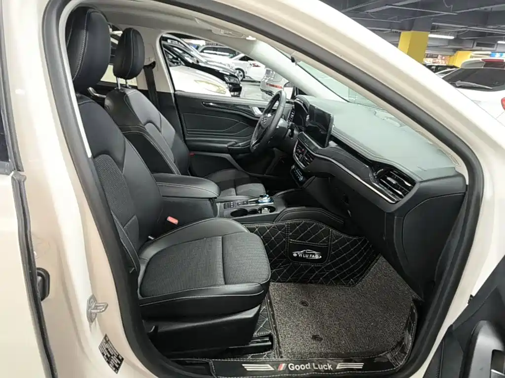 Ford Focus 2022 2021 Hatchback EcoBoost 180 Auto Trend
