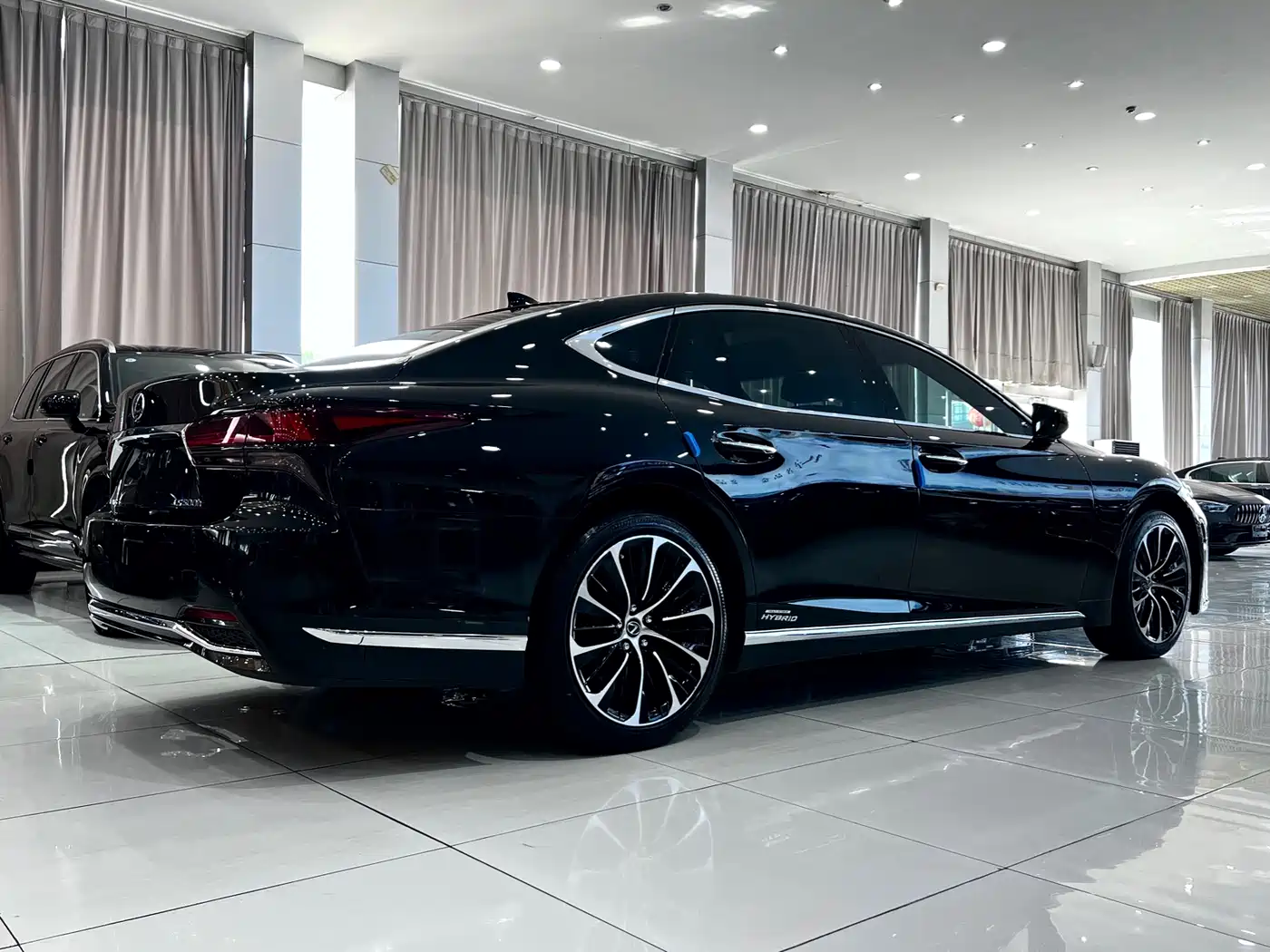 Lexus LS 2021 500h Executive Edition фото 4