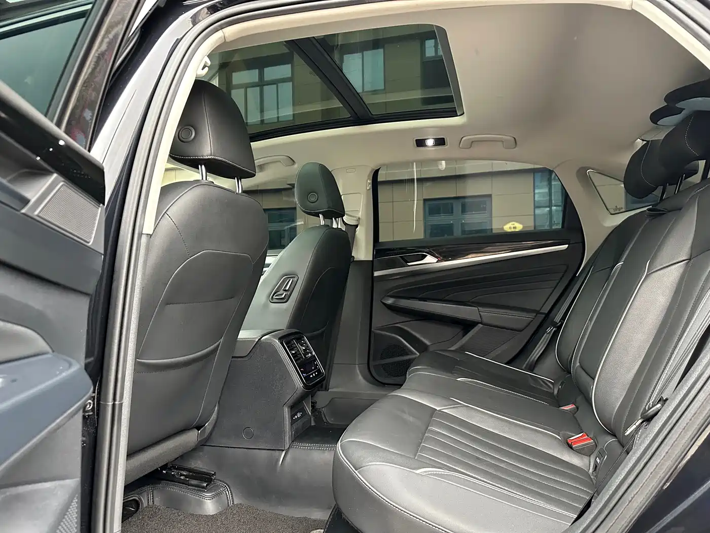 Volkswagen Passat 2023 Facelift 330TSI Starlight Elite Edition фото 8