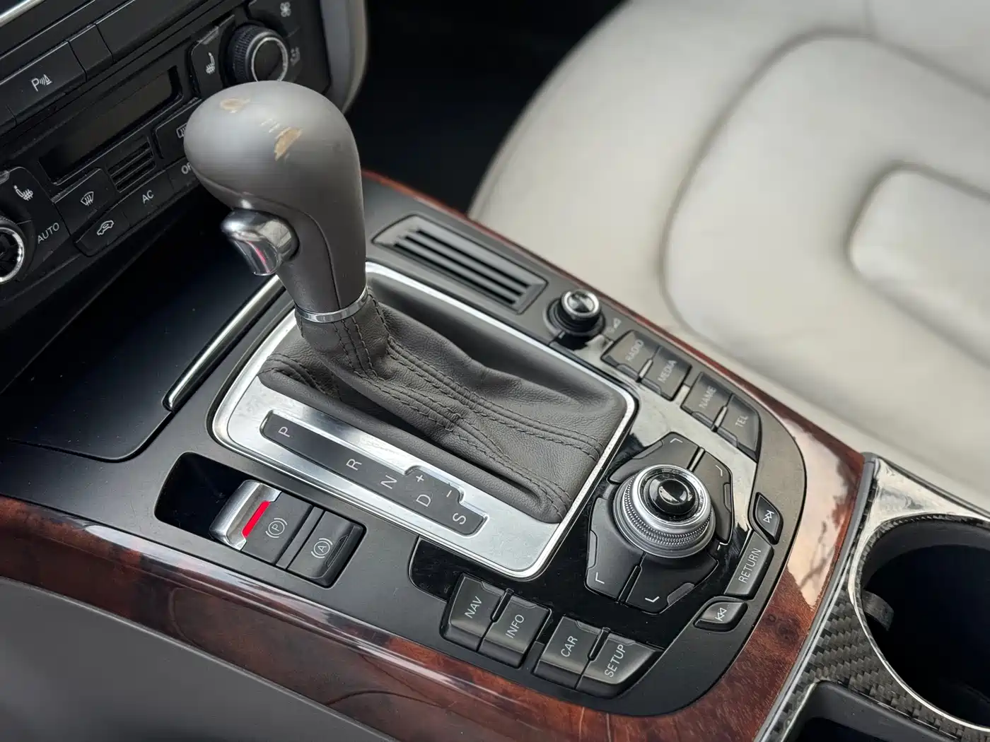 Audi A4L 2010 2.0 TFSI Comfort фото 12