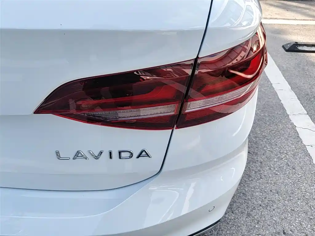 Volkswagen Lavida 2024 Model 300TSI DSG Starlight Leading Edition фото 8