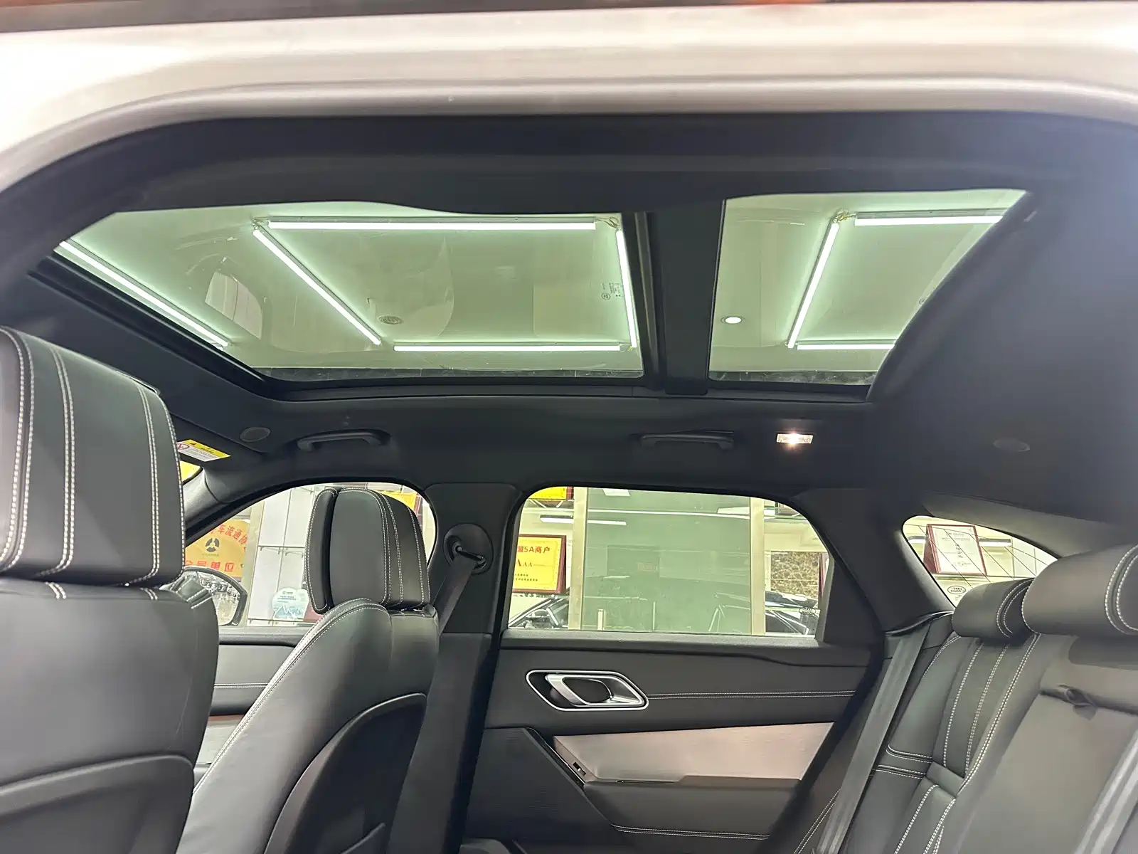 Фото 9 - Land Rover Range Rover Velar