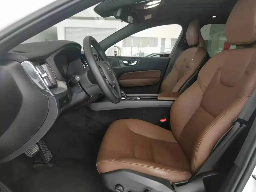 Фото 8 - Volvo XC60