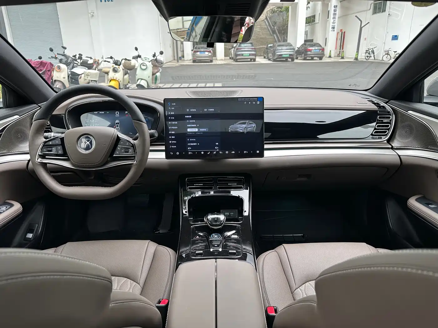 BYD Han 2025 DM-i Smart Driving Edition 125KM Honor фото 15