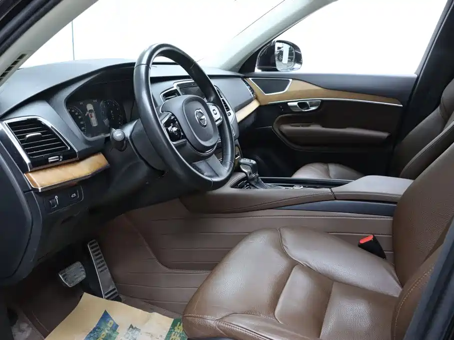 Фото 14 - Volvo XC90