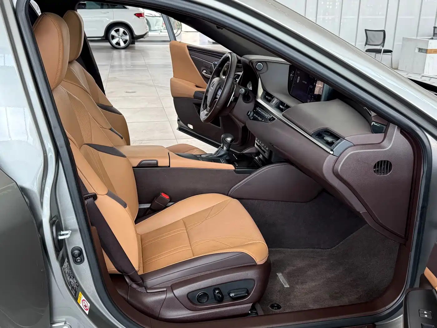 Фото 11 - Lexus ES