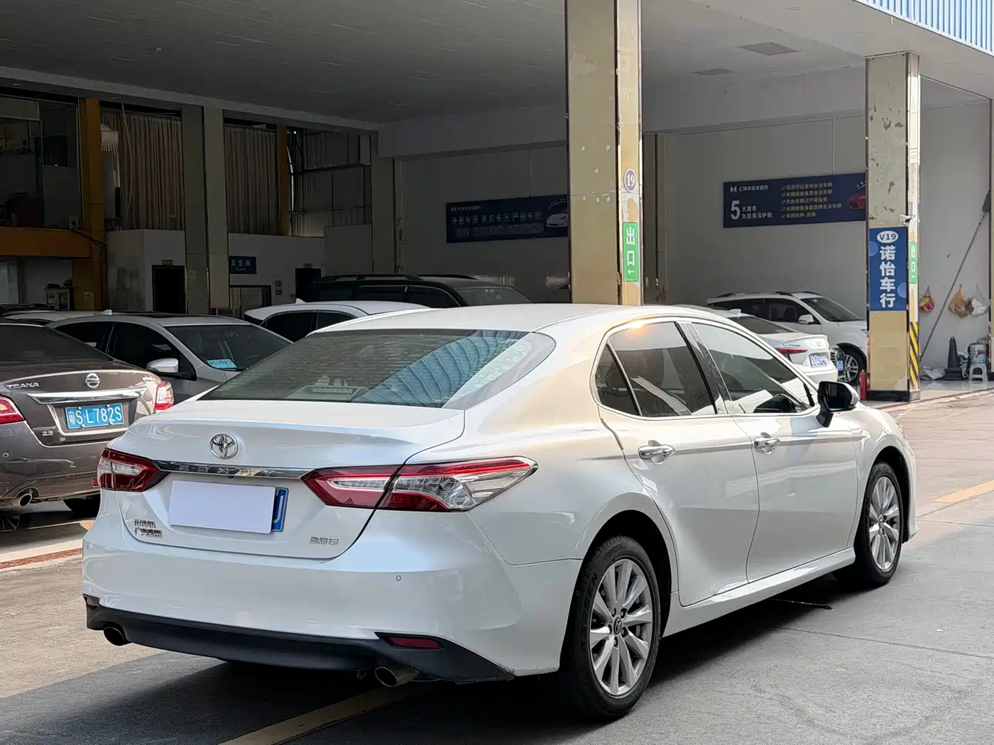Toyota Camry 2018 2.0G Luxury Edition фото 11
