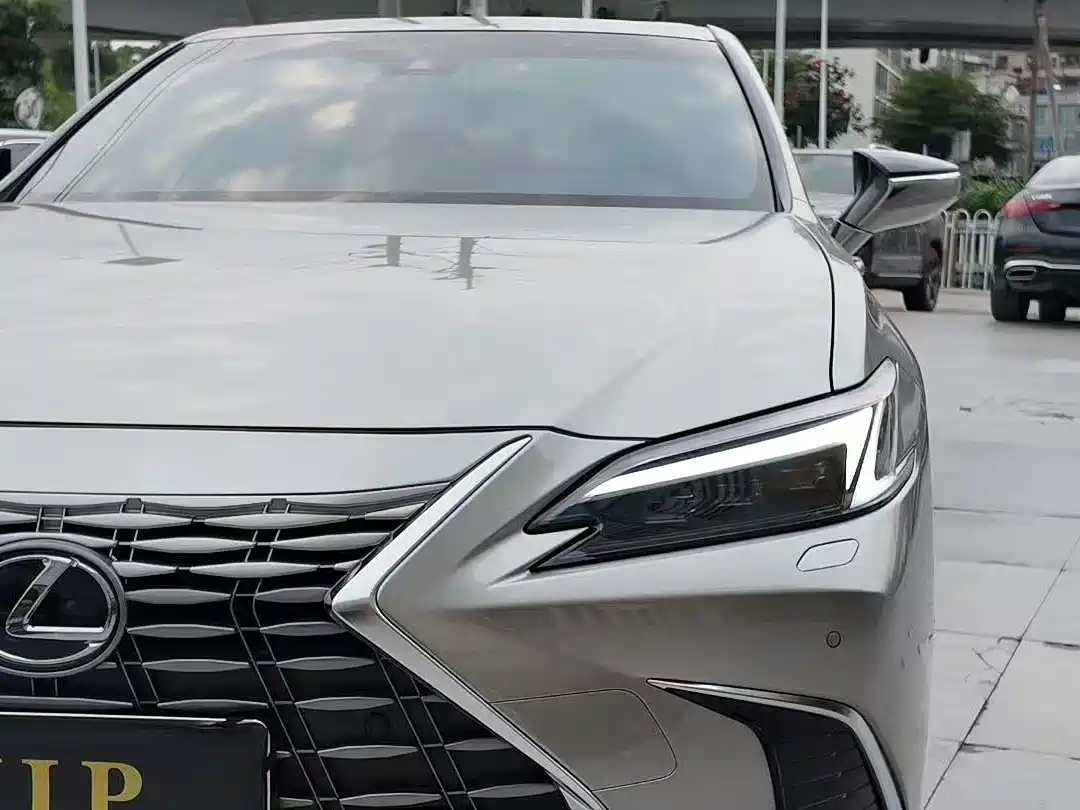 Lexus ES 2025 300h Ultimate Edition фото 3