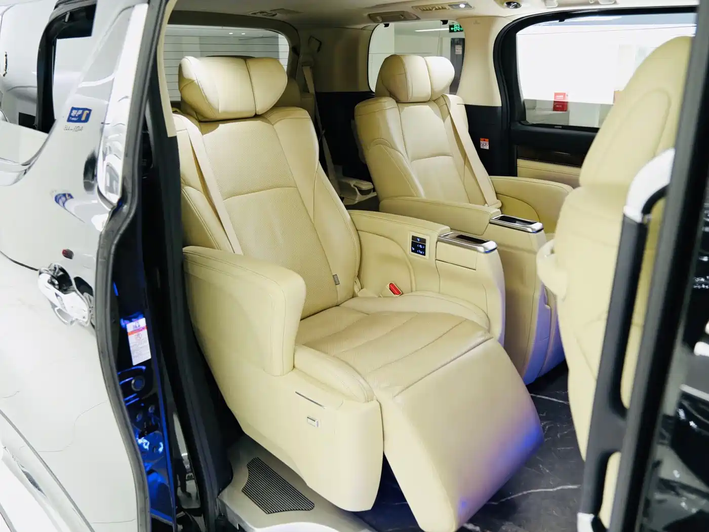 Фото 13 - Toyota Alphard