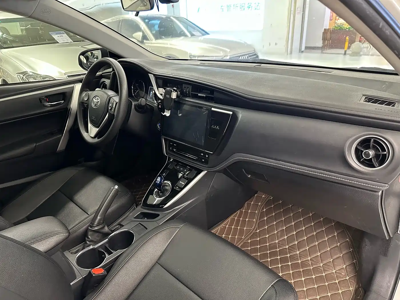 Toyota Corolla Twin Engine E+ 2019 1.8L E-CVT Leading Edition фото 10