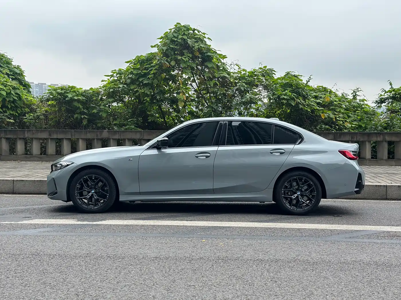 BMW 3 Series 2026 330Li M Sport Shadowline Package фото 4