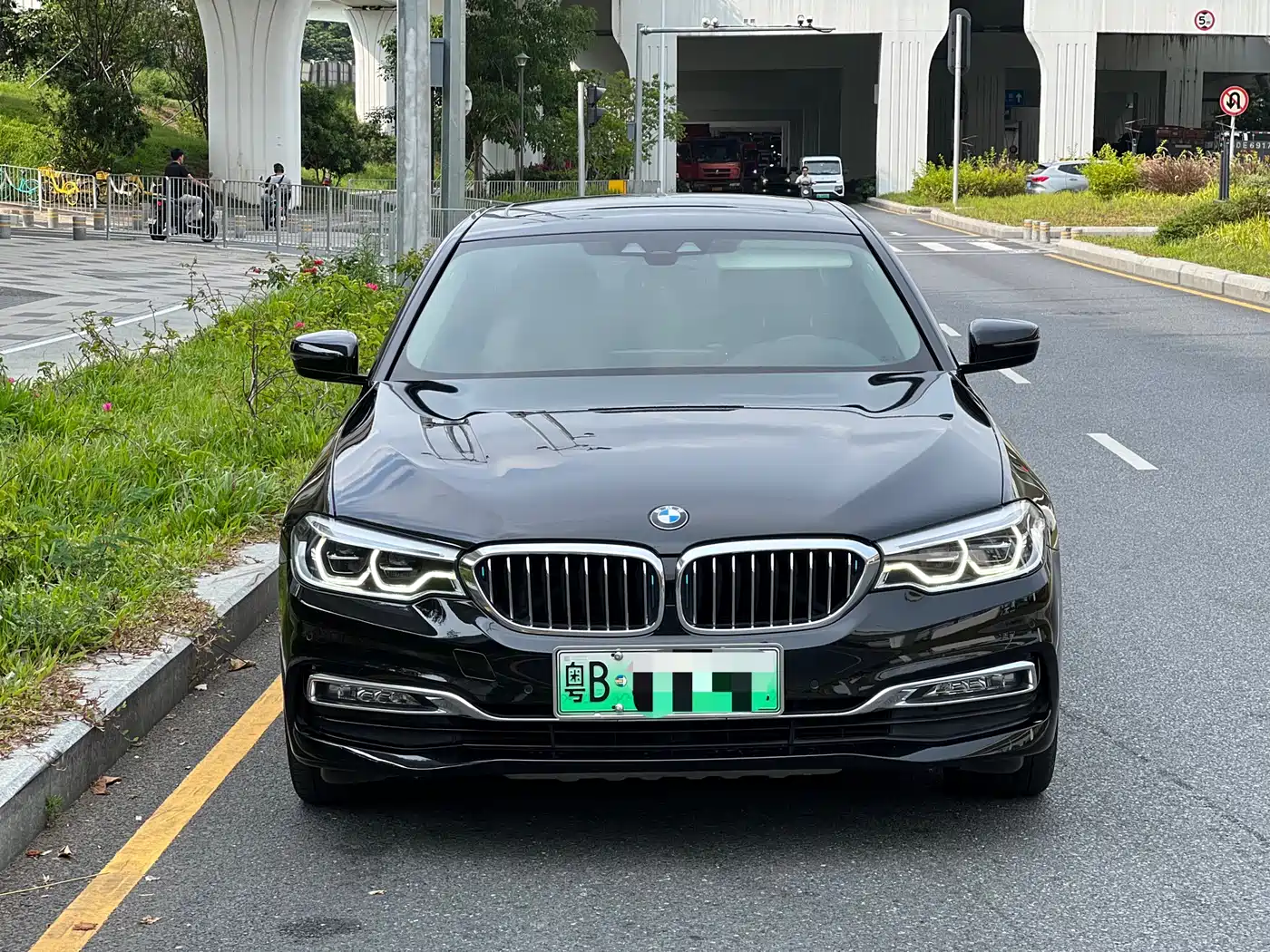 BMW 5 Series New Energy 2019 530Le Luxury Package фото 2
