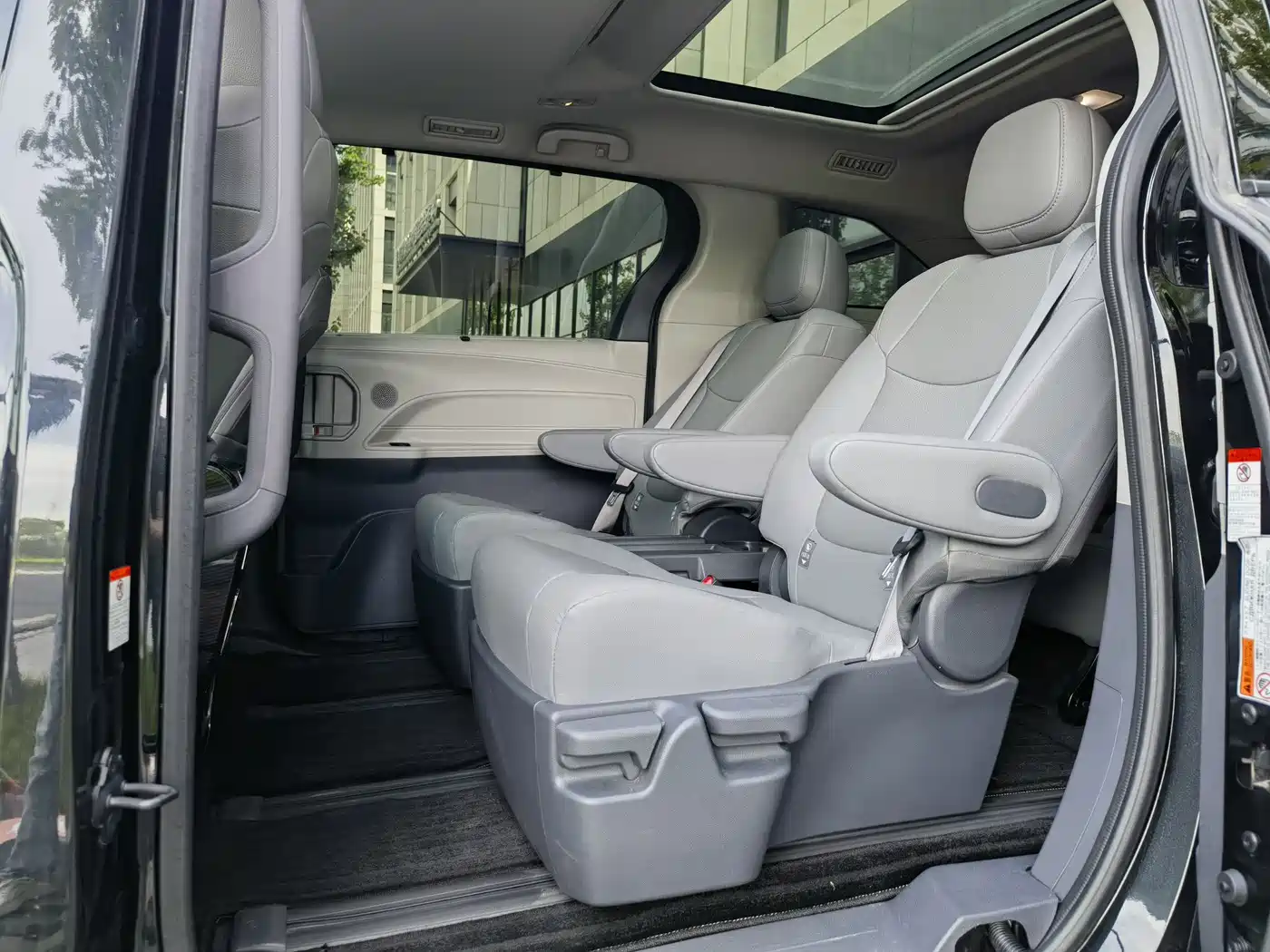 Toyota Granvia 2023 2.5L Hybrid Luxury Edition фото 15