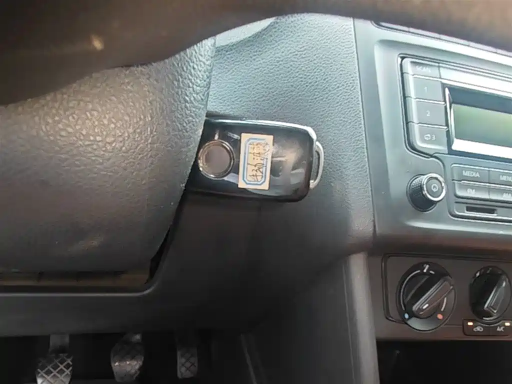 Volkswagen Polo 2014 1.4L Manual Trend Edition фото 9