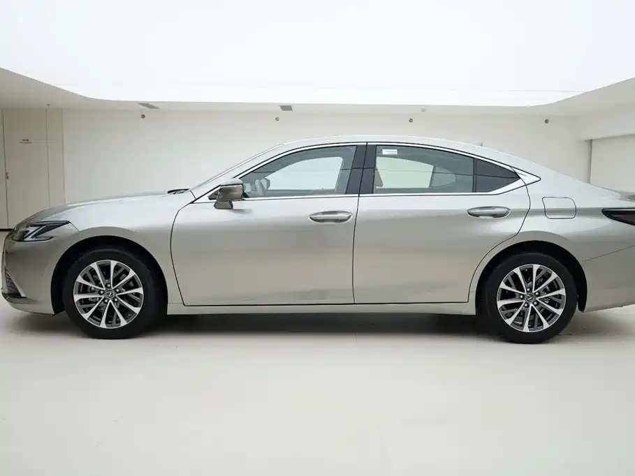 Lexus ES 2026 2025 200 Ultimate Edition
