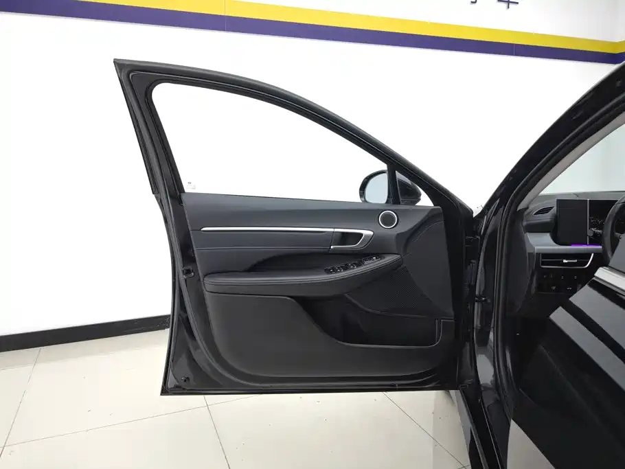 Photo 7 - Hyundai Sonata