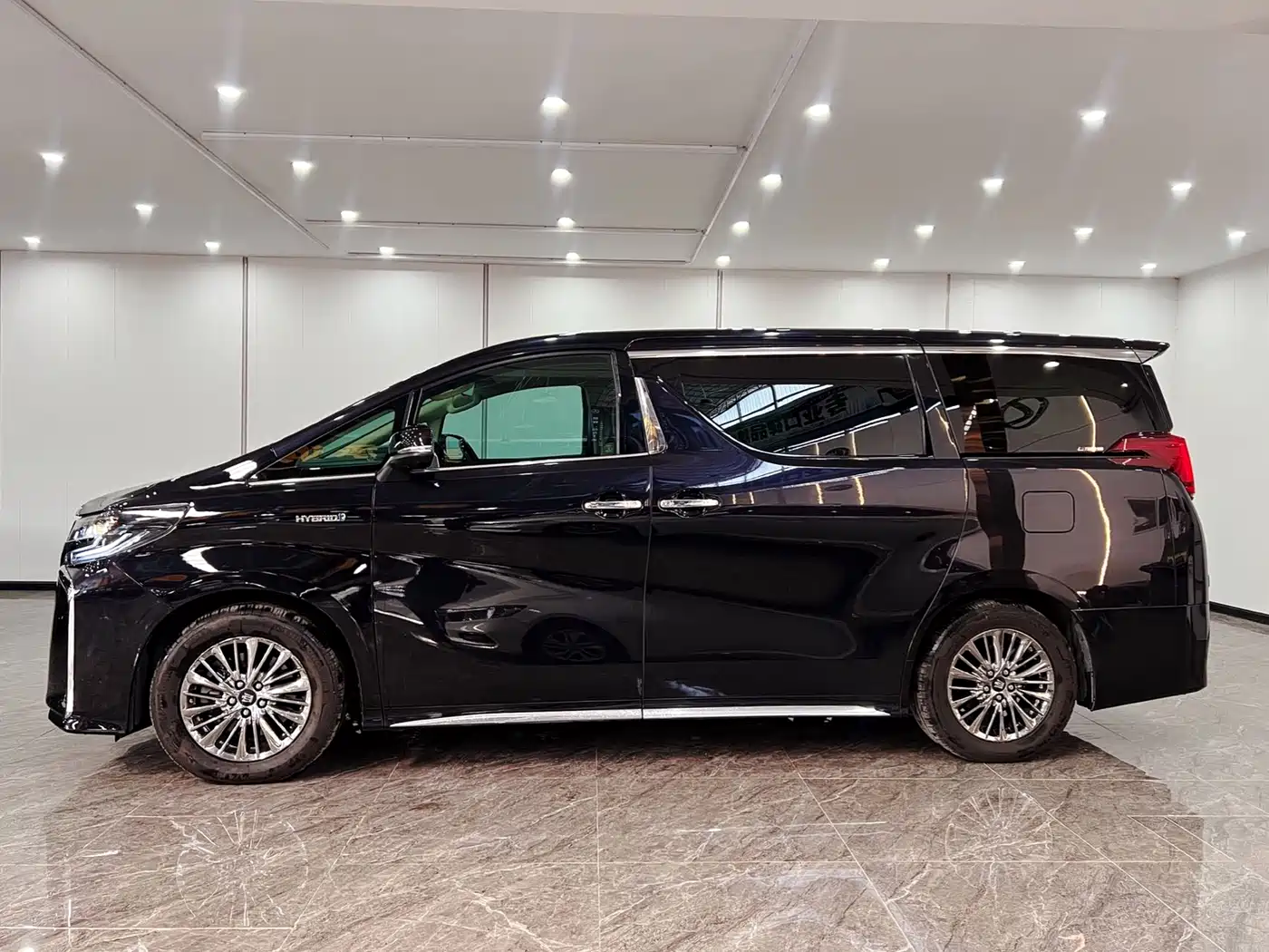 Toyota Vellfire 2019 Hybrid 2.5L HV Premium Edition фото 4