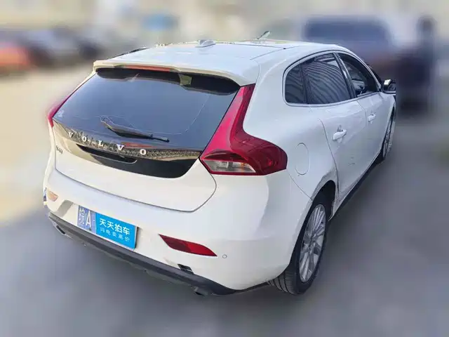 Volvo V40 2015 1.6T Smart Elegance Edition — фото 2