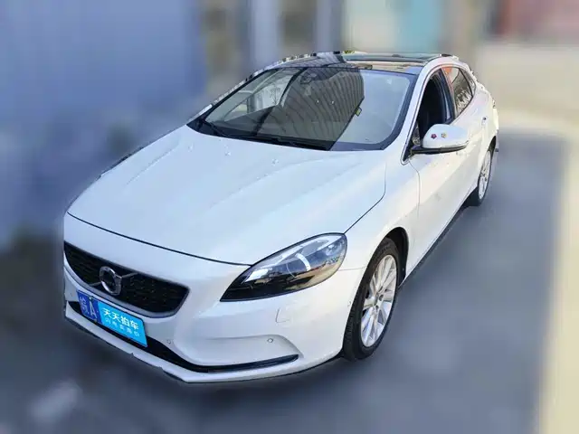 Volvo V40 2015 1.6T Smart Elegance Edition — фото 1