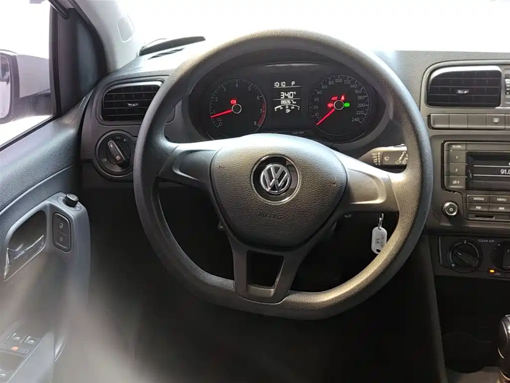 Volkswagen Polo 2016 1.4L Automatic Trend фото 11