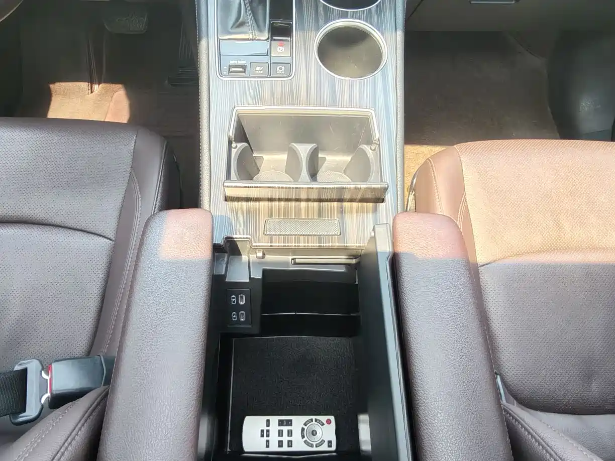 Toyota Sienna 2023 2.5L Hybrid Platinum Edition фото 19