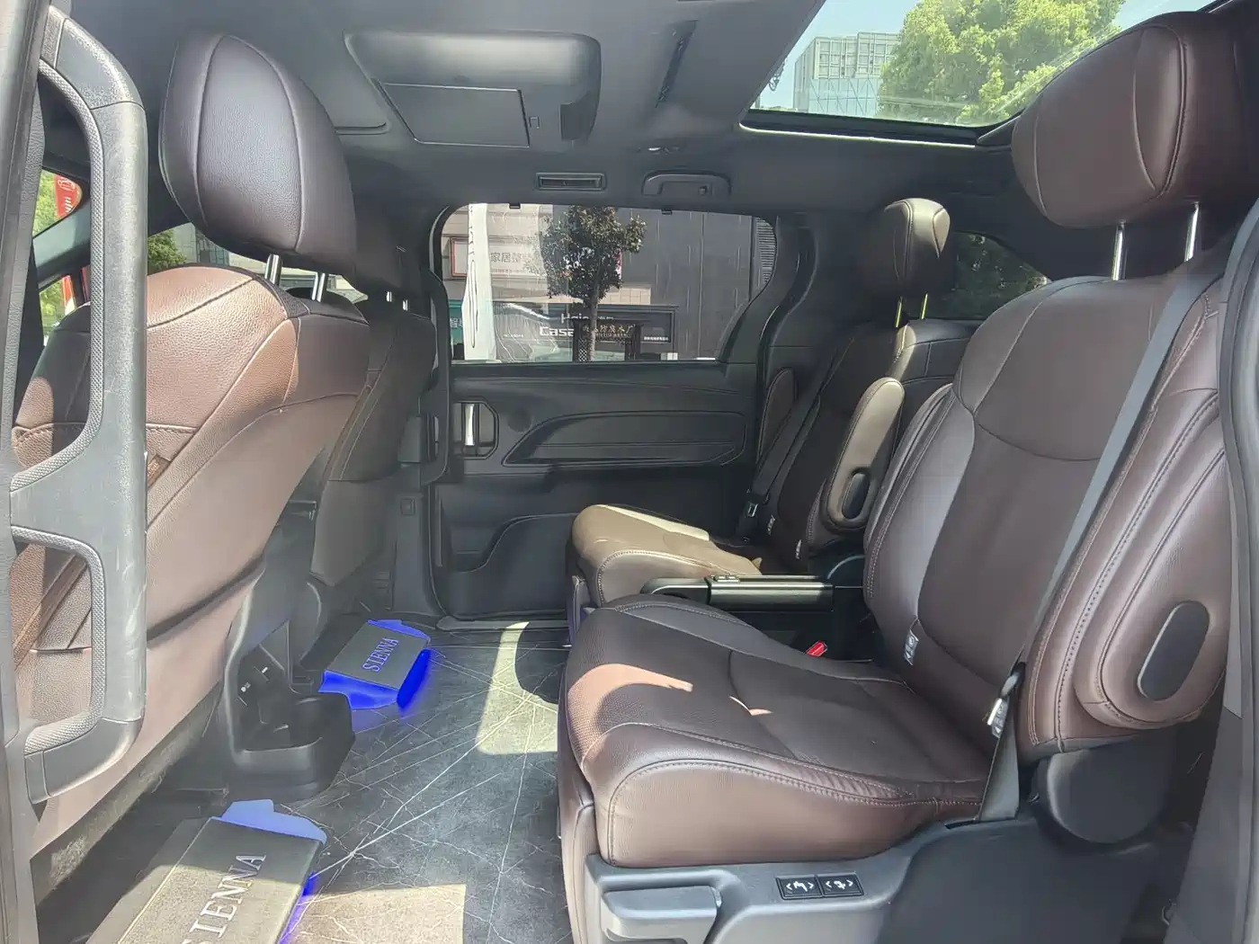 Toyota Sienna 2023 2.5L Hybrid Platinum Edition фото 14