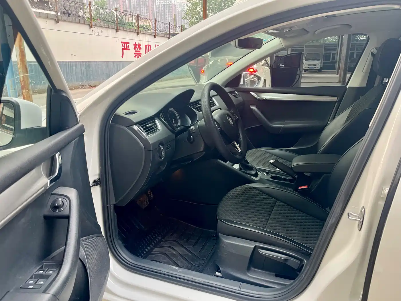 Škoda Octavia 2018 1.6L Automatic Luxury фото 5