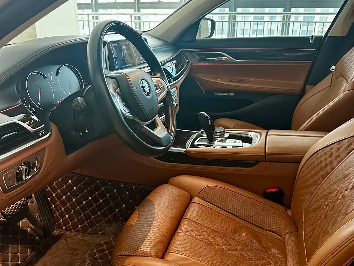 Фото 17 - BMW 7 Series