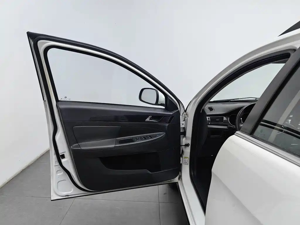 Dongfeng Aeolus Dongfeng Fengshen H30 2014 2014 CROSS 1.5L Automatic Deluxe